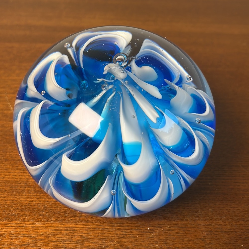 Dynasty Gallery glass paperweight - Picture 4 of 7